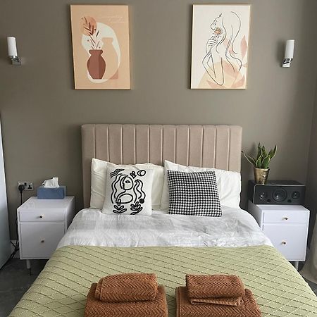 Modern Huge Double Room With Private Bathroom In Colindale Edgware Екстериор снимка