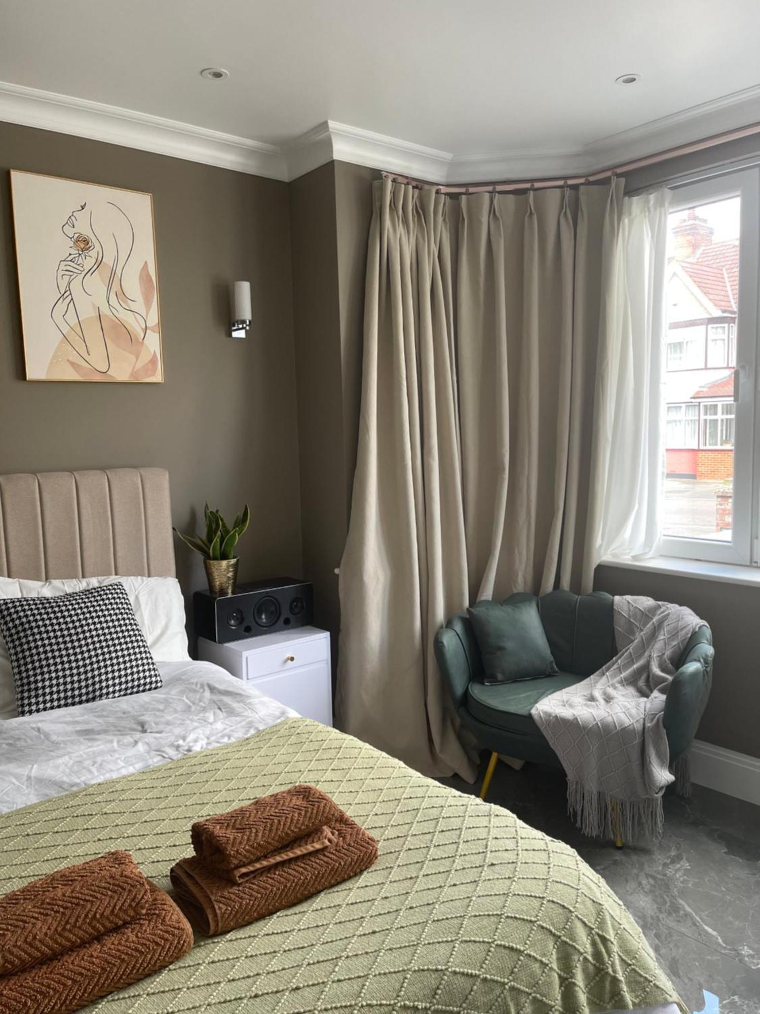 Modern Huge Double Room With Private Bathroom In Colindale Edgware Екстериор снимка